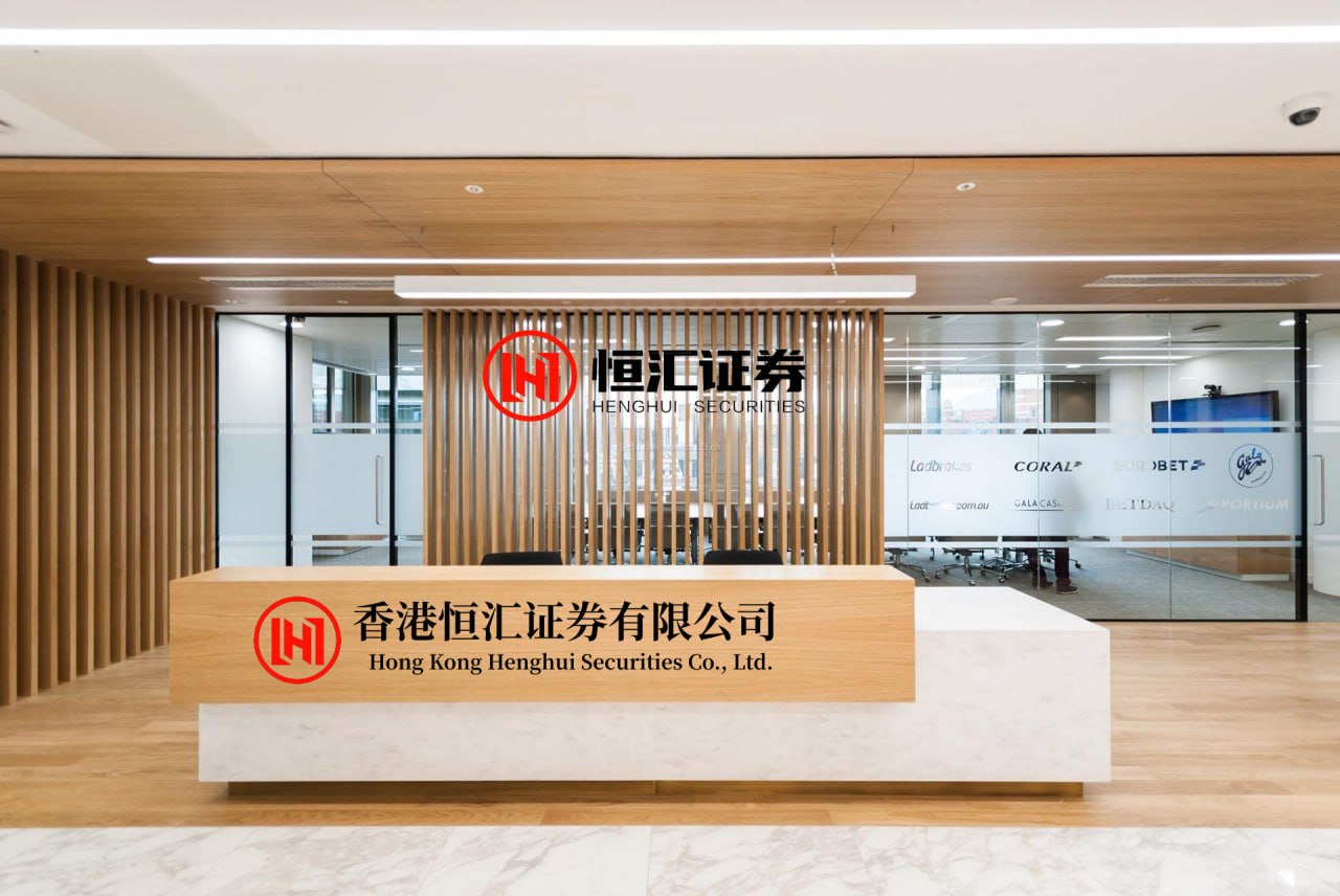 98策略APP下载 哈妮克孜穿连衣裙搭贝雷帽 站在新疆美景中好自在
